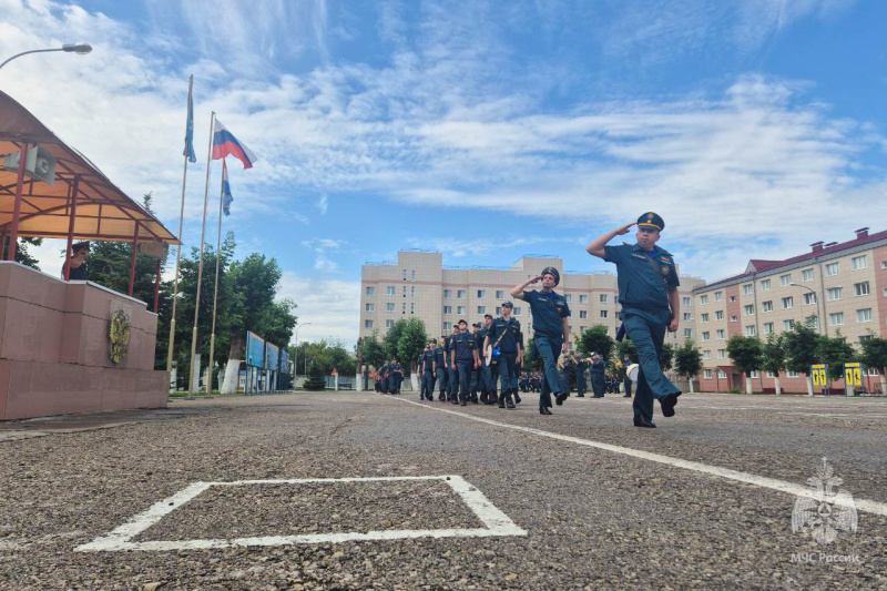 В ФГКУ «Волжский СЦ МЧС России» прошел торжественный митинг, посвященный началу летнего периода обучения 2025 учебного года