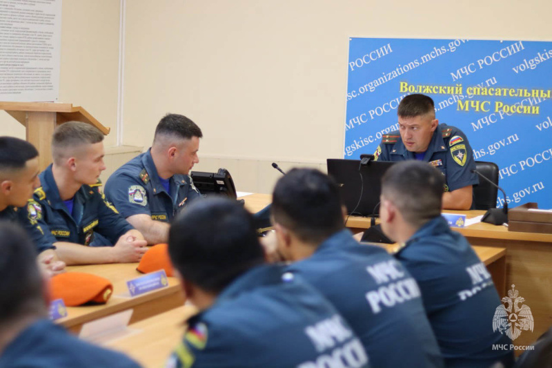 Курсанты Академии гражданской защиты МЧС России проходят практику  в Волжском спасательном центре