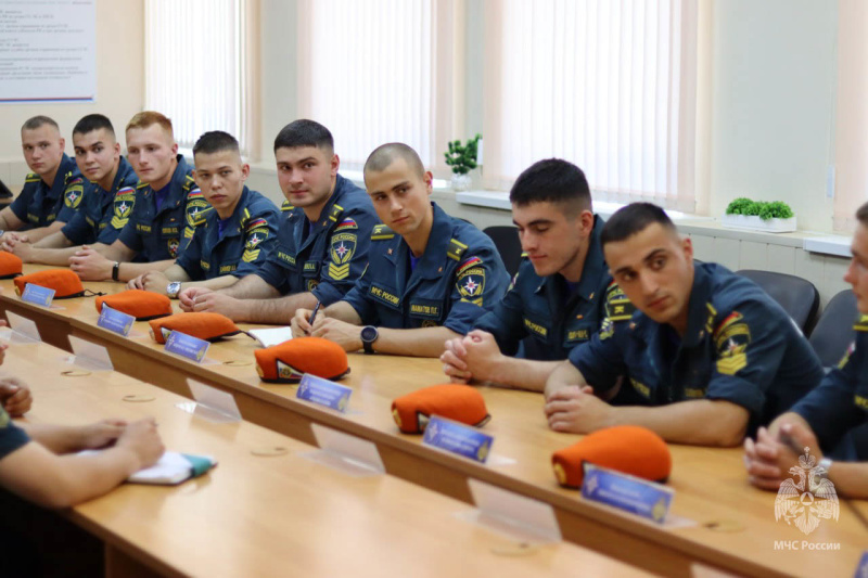 Курсанты Академии гражданской защиты МЧС России проходят практику  в Волжском спасательном центре