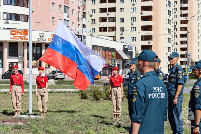 Военнослужащие Волжского спасательного центра приняли участие в торжественной церемонии поднятия флага Российской Федерации Военнослужащие Волжского спасательного центра приняли участие в торжественной церемонии поднятия флага Российской Федерации
