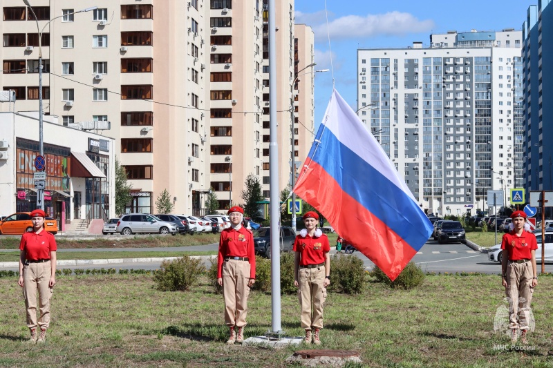 Военнослужащие Волжского спасательного центра приняли участие в торжественной церемонии поднятия флага Российской Федерации