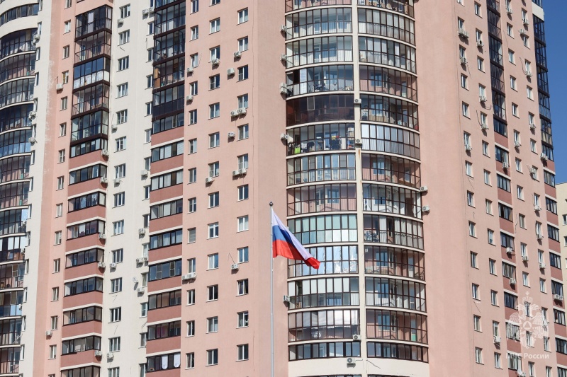 Военнослужащие Волжского спасательного центра приняли участие в торжественной церемонии поднятия флага Российской Федерации