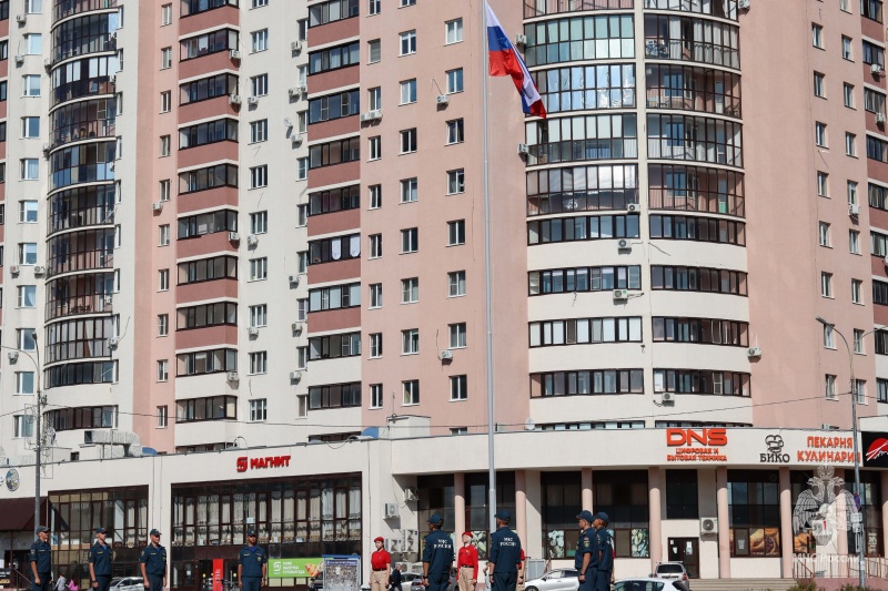 Военнослужащие Волжского спасательного центра приняли участие в торжественной церемонии поднятия флага Российской Федерации