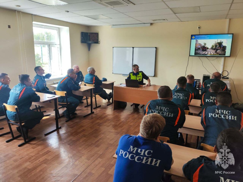 Военная автоинспекция Волжского спасательного центра провела занятия по безопасности дорожного движения