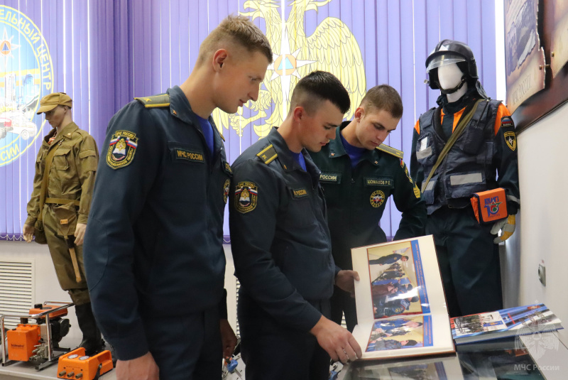 Для прохождения производственной практики курсанты 4 курса командно-инженерного факультета «Академии гражданской защиты МЧС России им. генерал-лейтенанта Д.И.Михайлика» прибыли в Волжский спасательный центр