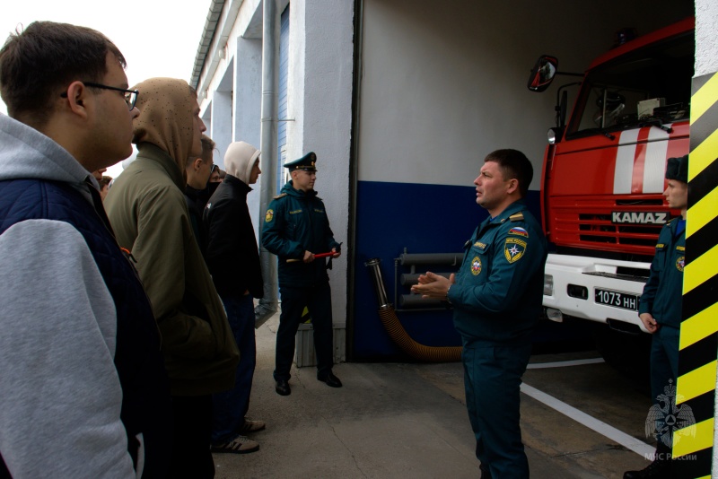 Студенты Новокуйбышевского нефтехимического техникума и гуманитарно-технологического колледжа посетили с экскурсией Волжский спасательный центр