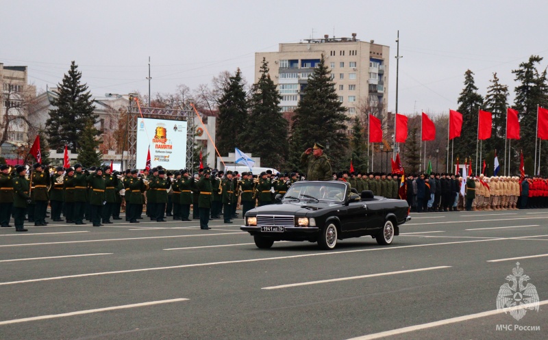 Военнослужащие центра приняли участие в «Параде Памяти» 7 ноября на площади Куйбышева!