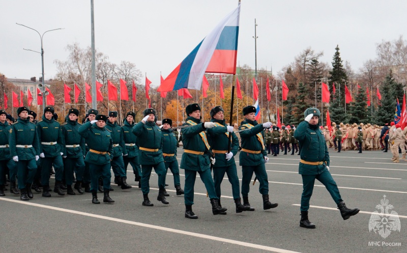 Военнослужащие центра приняли участие в «Параде Памяти» 7 ноября на площади Куйбышева!