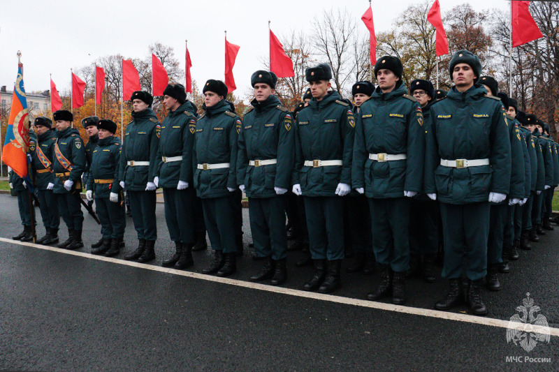 Военнослужащие центра приняли участие в «Параде Памяти» 7 ноября на площади Куйбышева!