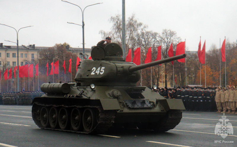 Военнослужащие центра приняли участие в «Параде Памяти» 7 ноября на площади Куйбышева!