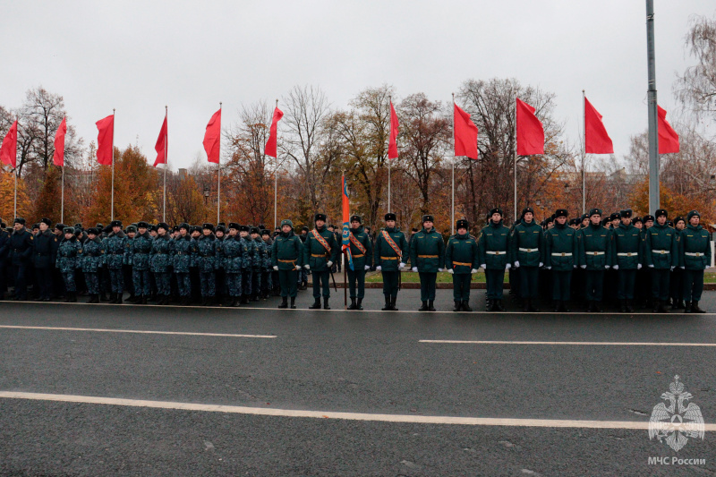 Военнослужащие центра приняли участие в «Параде Памяти» 7 ноября на площади Куйбышева!