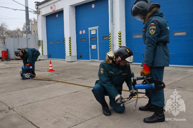 В соответствии с Комплексным планом МЧС России, в Волжском спасательном центре началась плановая итоговая проверка личного состава за летний период обучения 2025 года.
