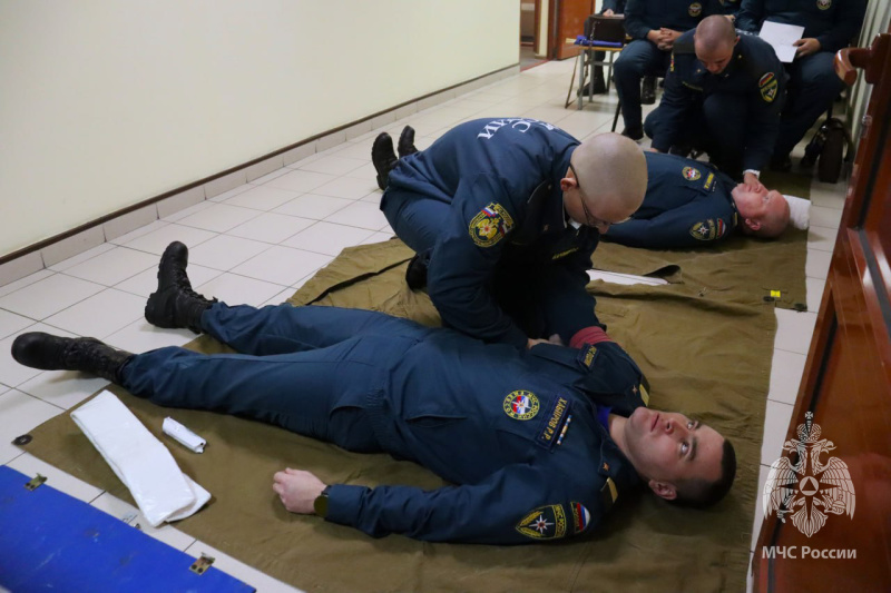 В соответствии с Комплексным планом МЧС России, в Волжском спасательном центре началась плановая итоговая проверка личного состава за летний период обучения 2025 года.