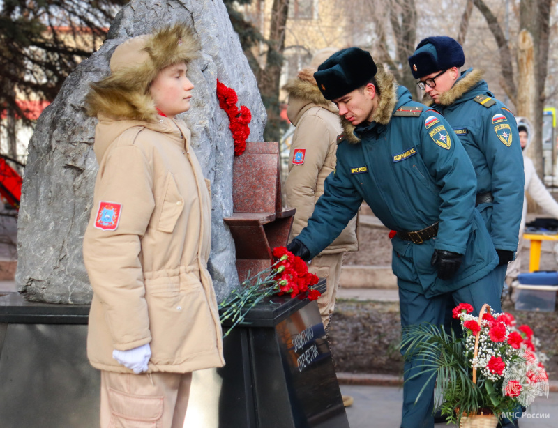 Военнослужащие Центра приняли участие в митинге памяти Героев Отечества
