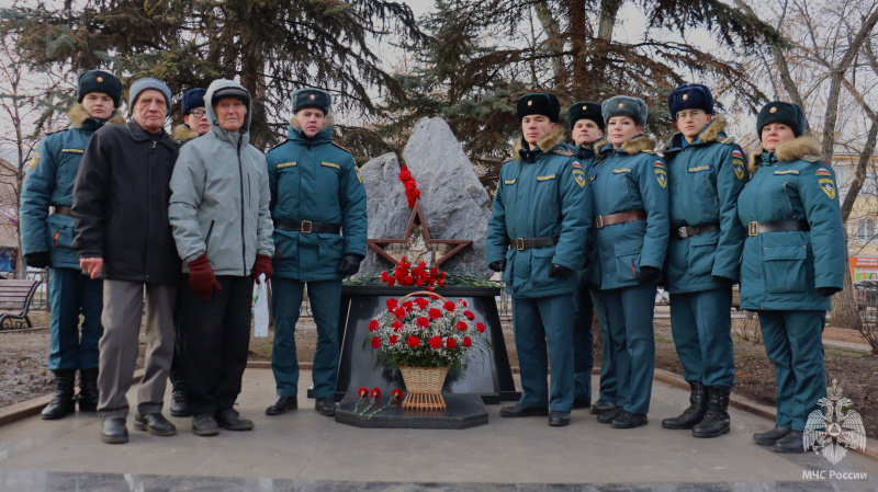 Военнослужащие Центра приняли участие в митинге памяти Героев Отечества
