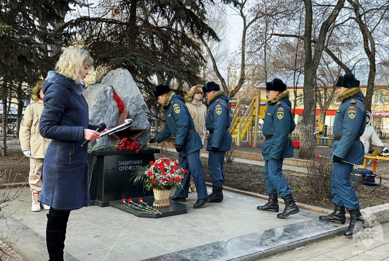 Военнослужащие Центра приняли участие в митинге памяти Героев Отечества