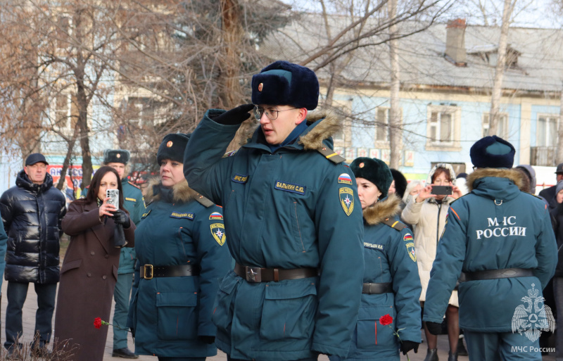 Военнослужащие Центра приняли участие в митинге памяти Героев Отечества
