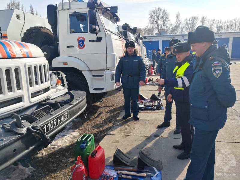 Военно-автомобильная инспекция проводит технический осмотр в Волжском спасательном центре