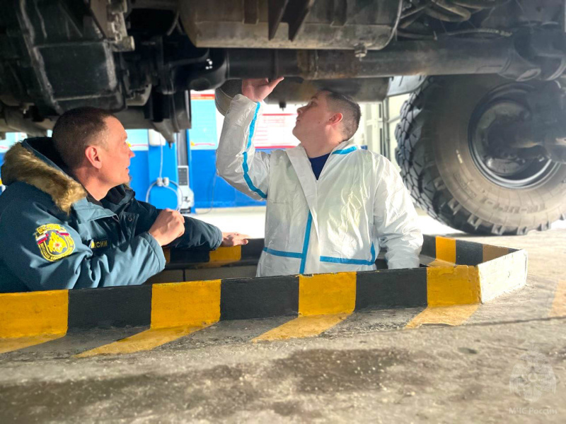 Военно-автомобильная инспекция проводит технический осмотр в Волжском спасательном центре