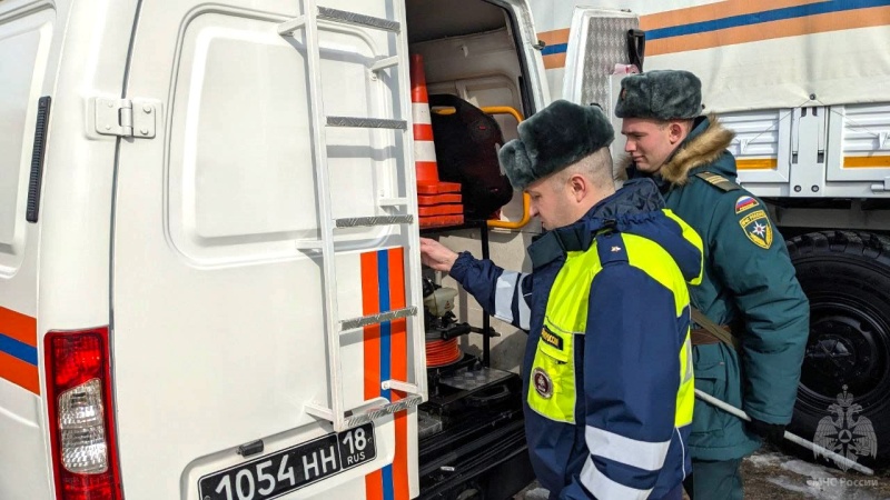 Военно-автомобильная инспекция проводит технический осмотр в Волжском спасательном центре