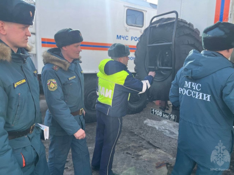 Военно-автомобильная инспекция проводит технический осмотр в Волжском спасательном центре