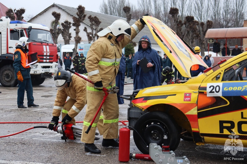 Команда Волжского спасательного центра заняла призовое место в соревнованиях по аварийно‑спасательным работам при ликвидации ЧС на автотранспорте среди Приволжского Федерального округа