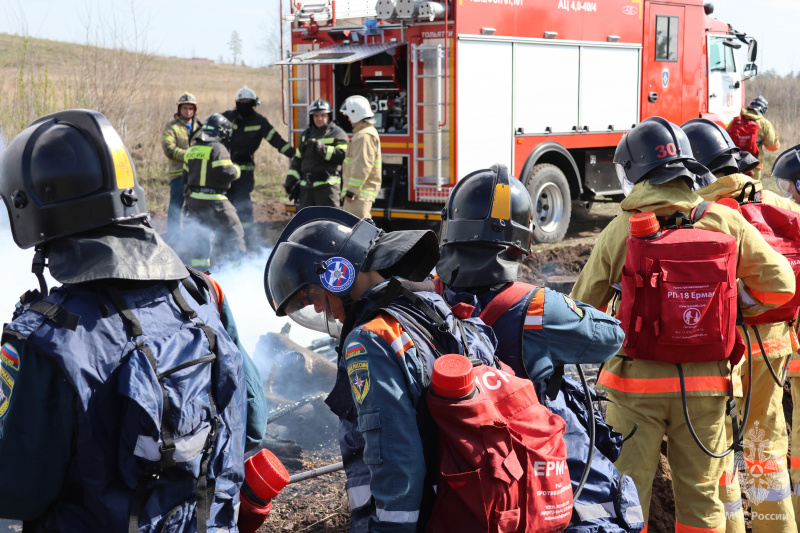 Военнослужащие спасательного центра отработали действия по тушению крупных лесных пожаров на территории Самарской области