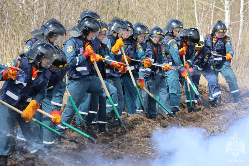 Военнослужащие спасательного центра отработали действия по тушению крупных лесных пожаров на территории Самарской области
