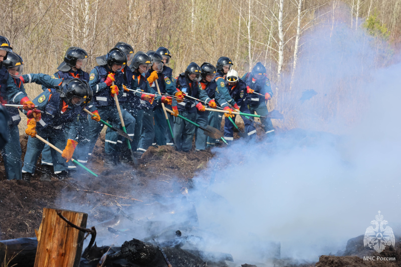 Военнослужащие спасательного центра отработали действия по тушению крупных лесных пожаров на территории Самарской области