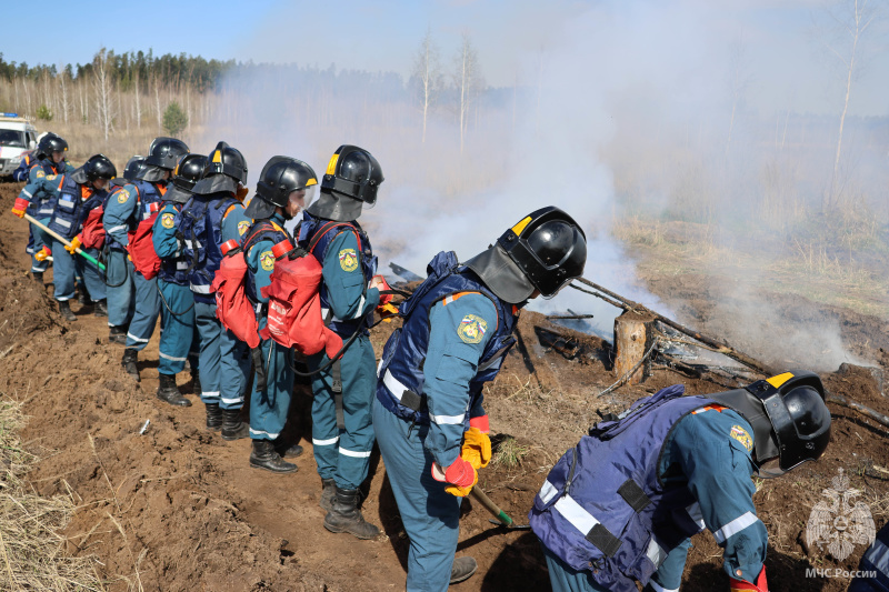 Военнослужащие спасательного центра отработали действия по тушению крупных лесных пожаров на территории Самарской области