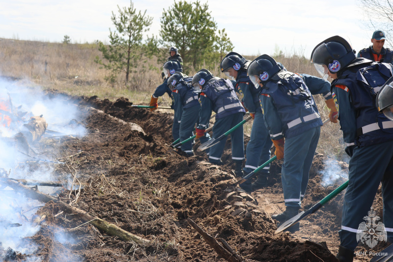 Военнослужащие спасательного центра отработали действия по тушению крупных лесных пожаров на территории Самарской области