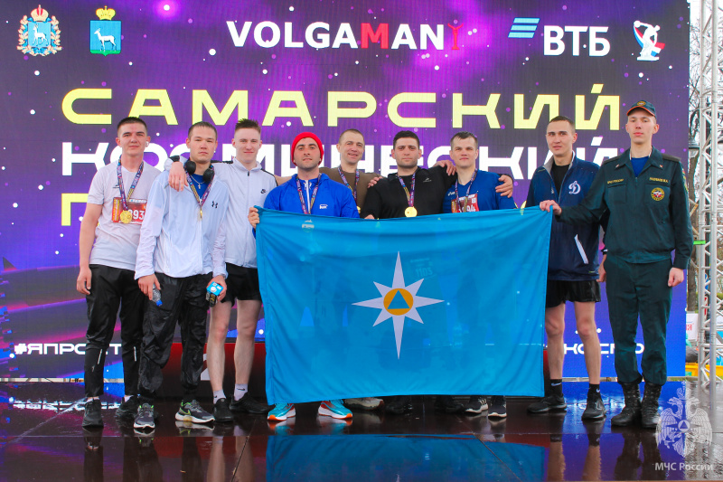 Военнослужащие спасательного центра приняли участие в спортивных забегах «Огненный забег» и «Космический забег»