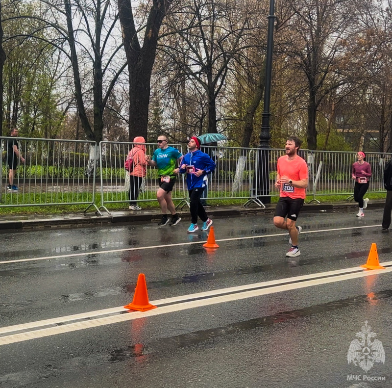 Военнослужащие спасательного центра приняли участие в спортивных забегах «Огненный забег» и «Космический забег»
