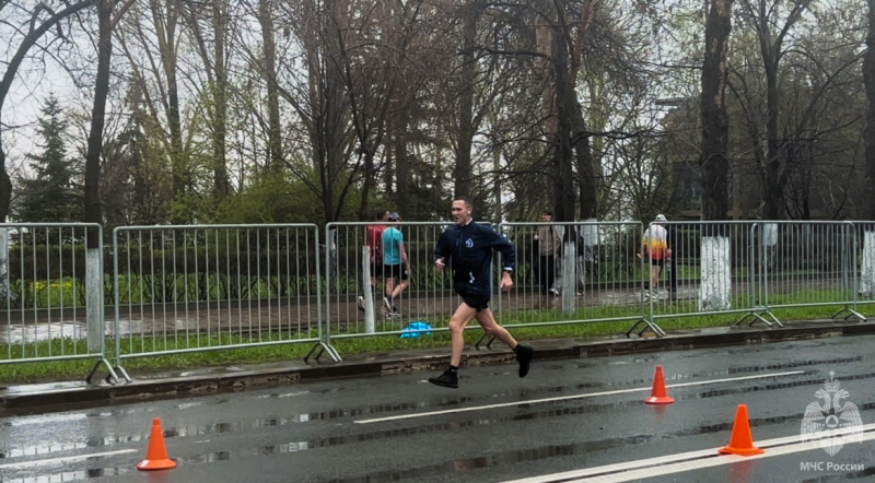 Военнослужащие спасательного центра приняли участие в спортивных забегах «Огненный забег» и «Космический забег»