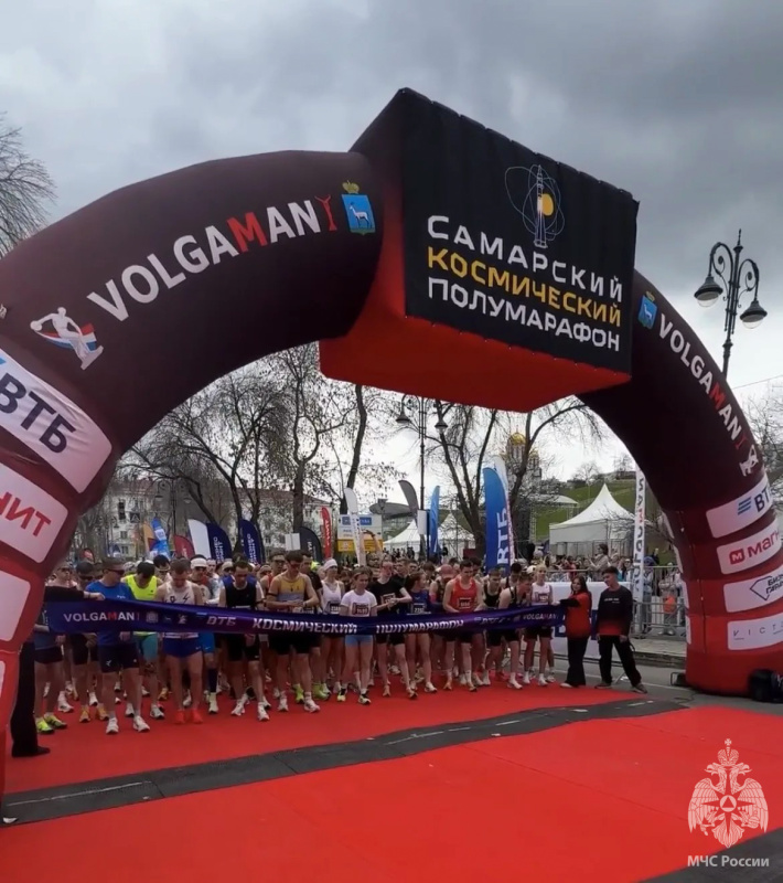 Военнослужащие спасательного центра приняли участие в спортивных забегах «Огненный забег» и «Космический забег»