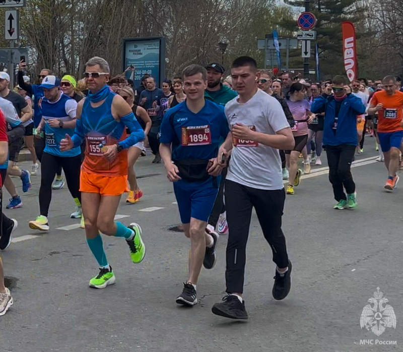 Военнослужащие спасательного центра приняли участие в спортивных забегах «Огненный забег» и «Космический забег»
