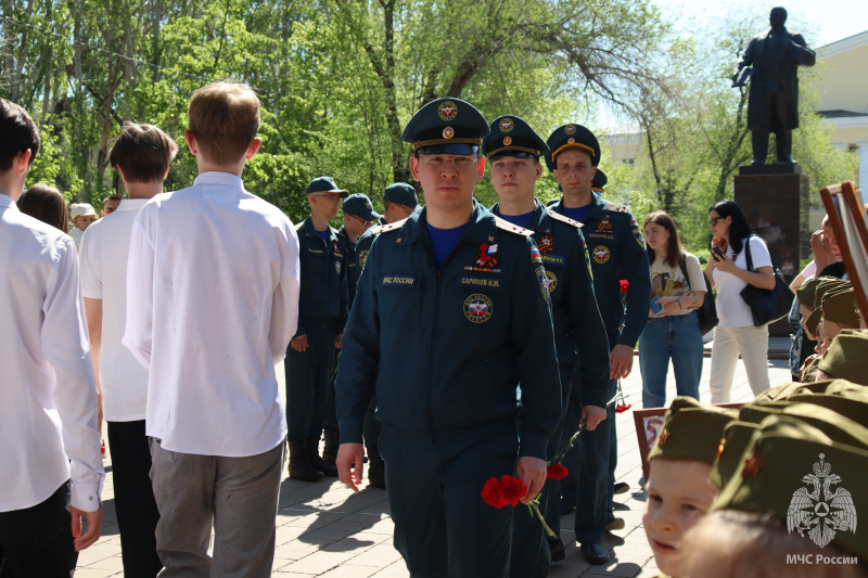Военнослужащие центра приняли участие в торжественной церемонии возложении цветов к памятнику «Защитник Отечества»