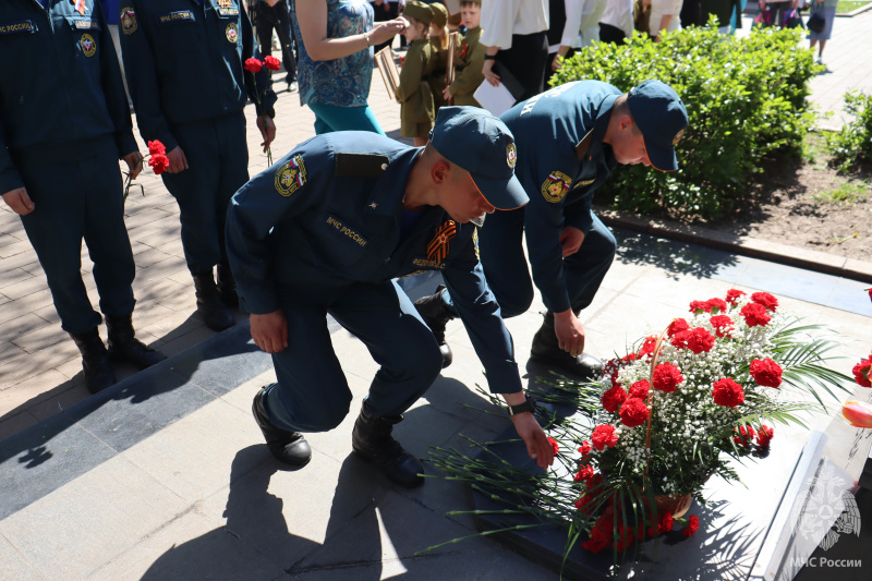 Военнослужащие центра приняли участие в торжественной церемонии возложении цветов к памятнику «Защитник Отечества»