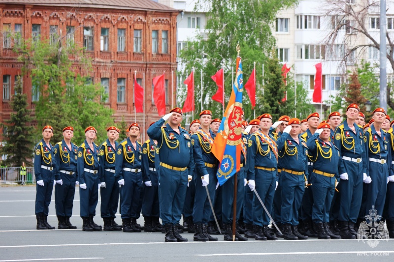 Наследники славы Победителей: Волжский спасательный центр принял участие в Параде Победы в Самаре