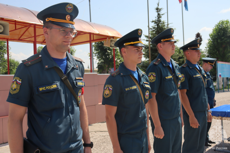 Новые рубежи профессионализма: в ФГКУ "Волжский СЦ МЧС России" вручили очередные звания!