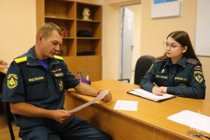 В ФГКУ «Волжский СЦ МЧС России» прошли аттестационные испытания на право получения «Книжки спасателя»