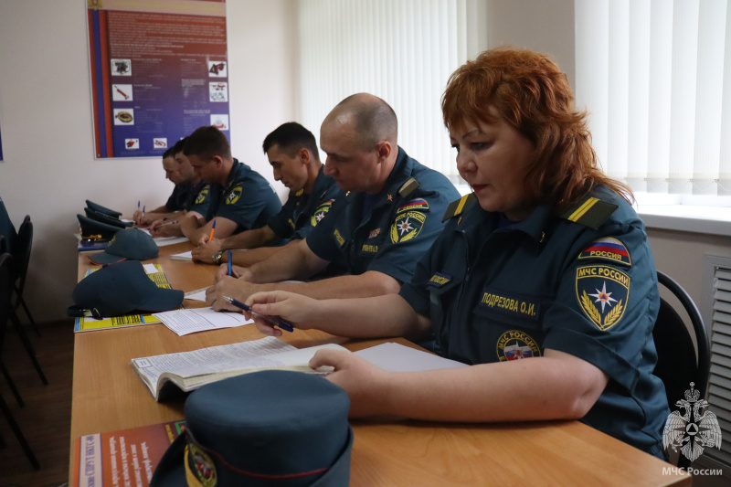 В ФГКУ «Волжский СЦ МЧС России» прошли аттестационные испытания на право получения «Книжки спасателя»