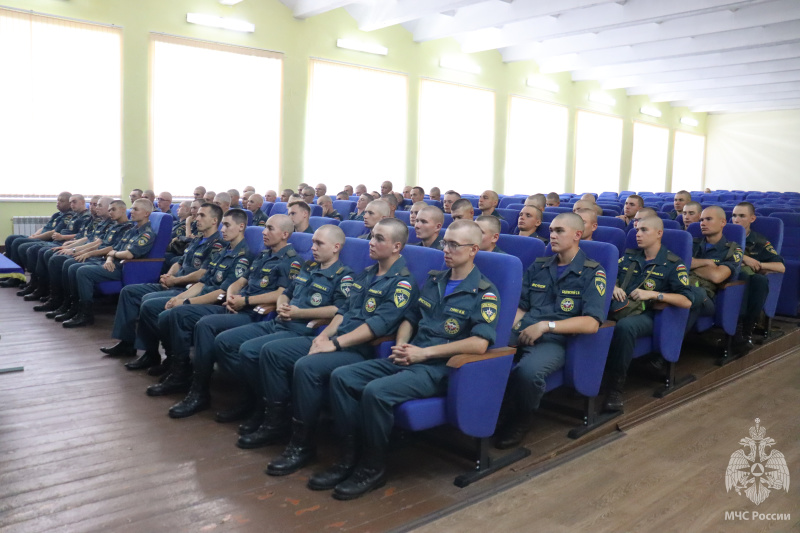 В спасательном центре лектор Российского общества «Знание» провел с военнослужащими занятие по повышению военно-политической грамотности