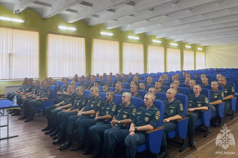 В спасательном центре отметили День Государственного флага Российской Федерации