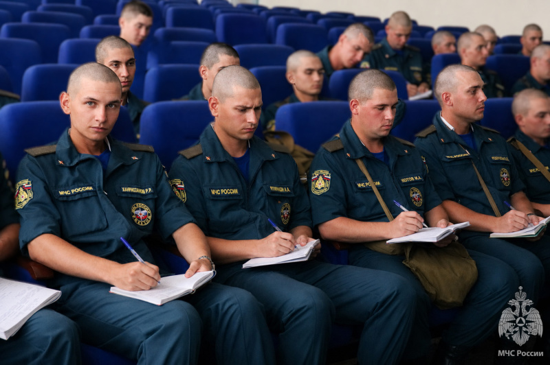 В Волжском спасательном центре военнослужащие по призыву проходят первоначальное обучение на спасателя