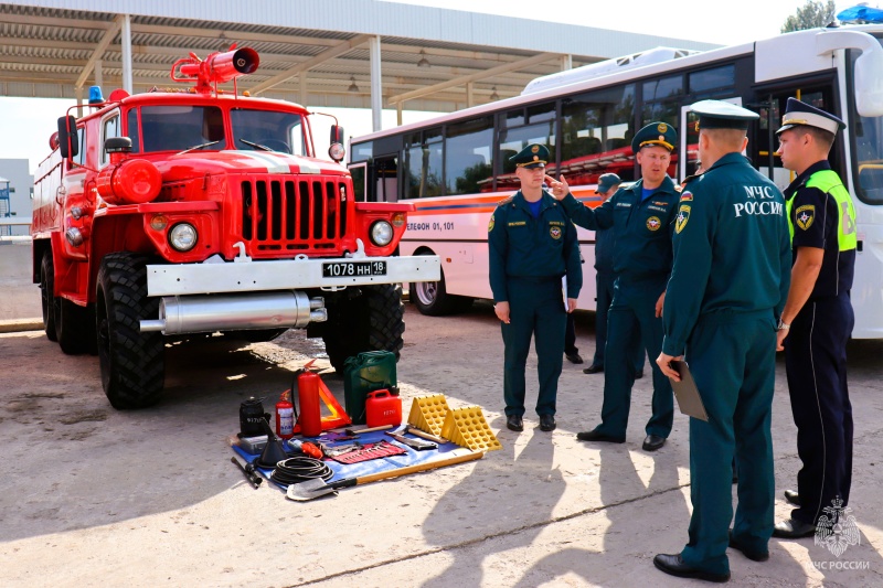 Военно-автомобильная инспекция проводит технический осмотр техники Волжского спасательного центра