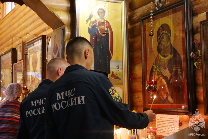 Волжский спасательный центр почтил икону Божией Матери «Неопалимая Купина»