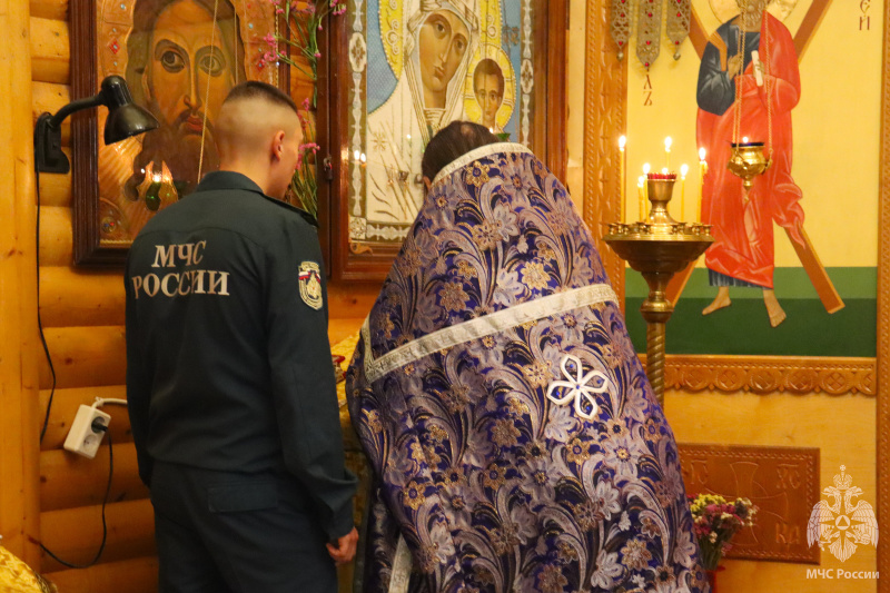 Волжский спасательный центр почтил икону Божией Матери «Неопалимая Купина»