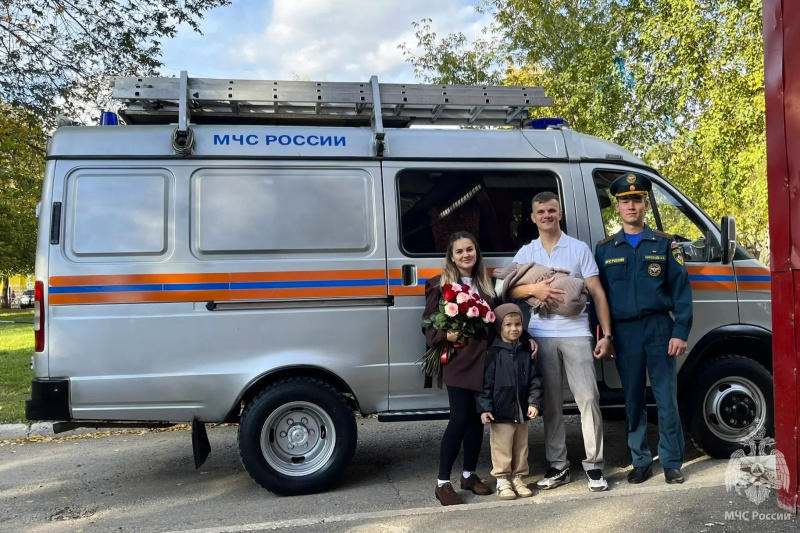 При свете проблесковых маячков: личный состав спасательного центра встретил семью военнослужащих в день выписки из роддома!
