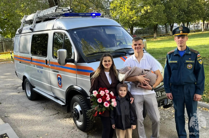 При свете проблесковых маячков: личный состав спасательного центра встретил семью военнослужащих в день выписки из роддома!